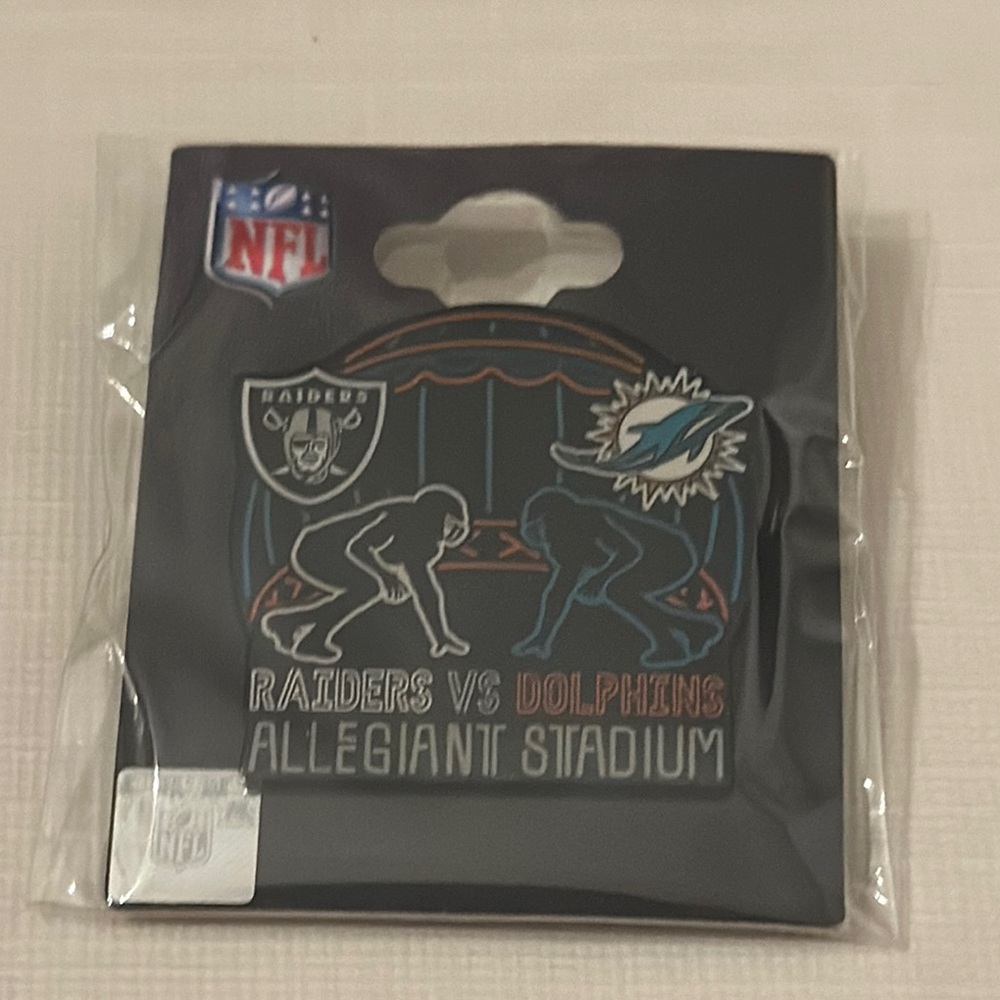 Las Vegas Raiders vs Miami Dolphins Limited Edition 2020 Inaugural Game Day Pin - Picture 2 of 3